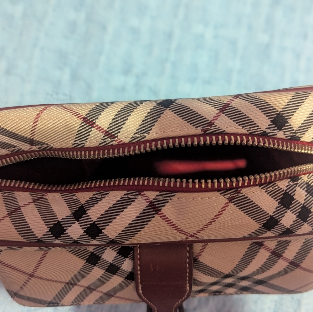 Stylish Checkered Brown woman hand  Bag from LONDRES BURBERRY clean nice color.